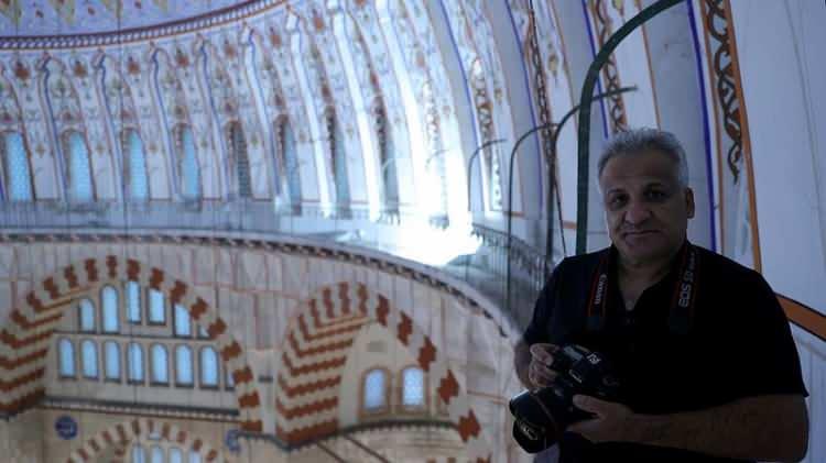 <p>Şahin, iç mekân çekimlerinde de camilerin ana kubbelerinin ihtişamını fotoğrafl arına yansıtıyor. </p>

<p> </p>
