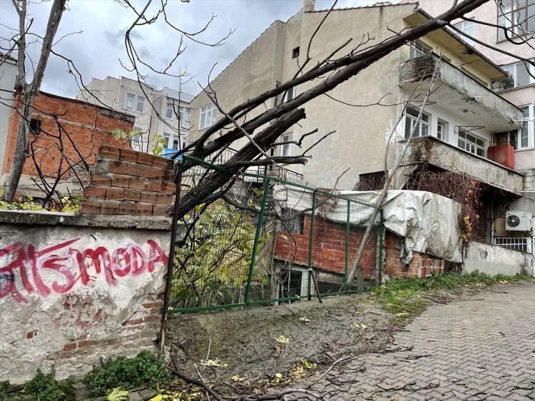 <p>Hava sıcaklığının 19 derece olarak ölçüldüğü kentte lodosun yarın da etkisini sürdürmesi bekleniyor.</p>
<p> </p>