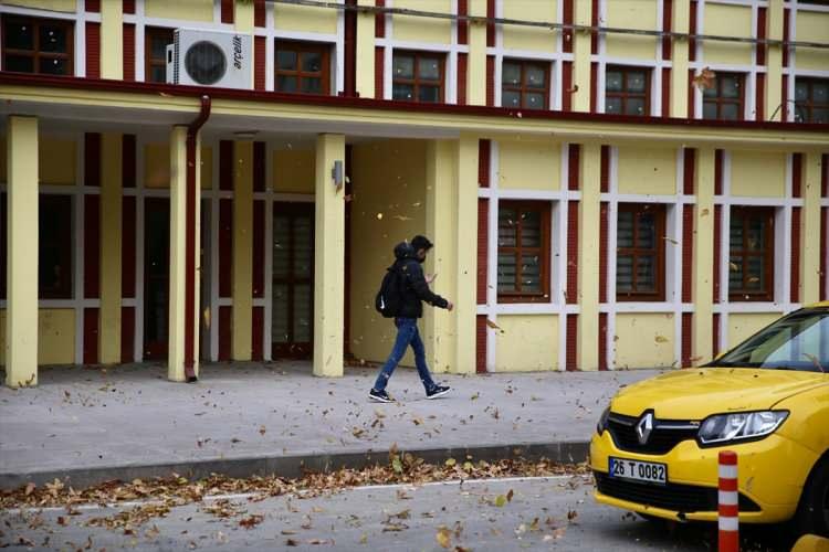 <p>Eskişehir'de kuvvetli lodos, hayatı olumsuz etkiliyor.</p>
<p>Yeni Mahalle Yunus Emre Caddesi'ndeki bir otelin dış cephesinde bulunan camlar, lodosun etkisiyle yol kenarında park halinde bulunan bir otomobilin üzerine düştü. Araçta hasar meydana geldi.</p>
<p> </p>