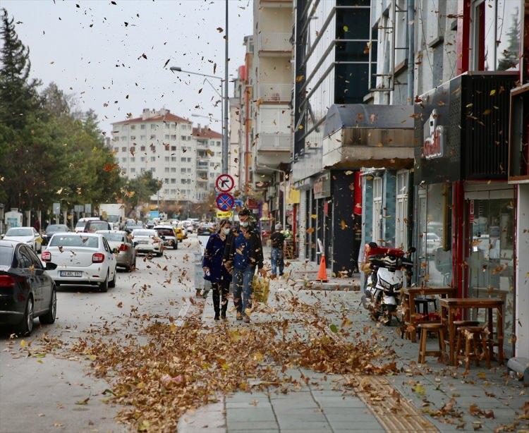 <p>Ayrıca, kent merkezinde lodosun etkisiyle bazı ağaçlar devrildi. Yayalar kimi zaman yürümekte zorluk çekti.</p>
<p> </p>