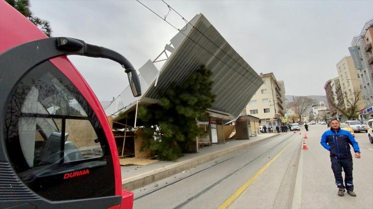 <p>Bursa'da kuvvetli lodos, hayatı ve ulaşımı olumsuz etkiliyor. Osmangazi ilçesi İnönü Caddesi'nde bir binanın çatısı uçarak Muammer Sencer Polis Merkezi yanında tramvay durağındaki tellerin üzerine düştü. Bu sırada durakta bulunan tramvay olaydan zarar görmedi.</p>
<p></p>