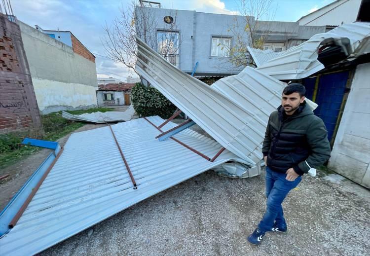 <p>Etrafa saçılan parçaların isabet ettiği bir ev ve baraka ile Sedat Sağ'a ait hafif ticari araçta hasar meydana geldi.</p>