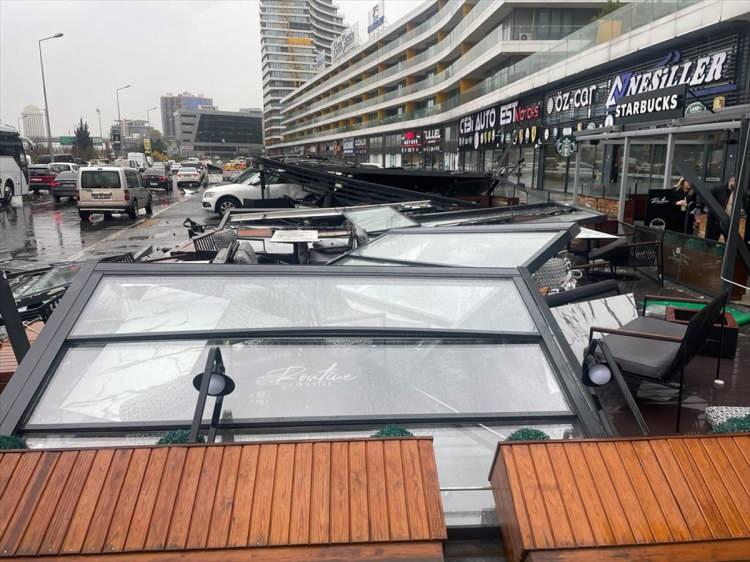 <p>Bağcılar'da bir kafenin tentesinin şiddetli rüzgar nedeniyle devrilmesi sonucu 3 kişi yaralandı.</p>
<p> </p>