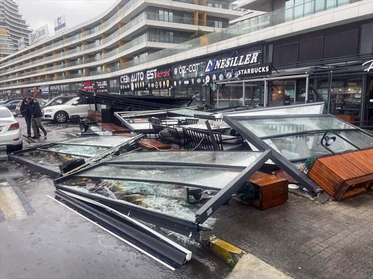 <p>Göztepe mahallesindeki bir kafenin tentesi, etkili olan rüzgar nedeniyle devrildi. Olayda yaralanan 3 kişi, ambulansla hastaneye kaldırıldı.</p>
<p> </p>
