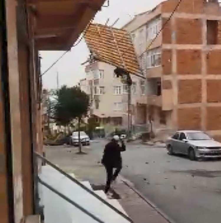 <p>Sultangazi'de, şiddetli rüzgar nedeniyle uçan binanın çatısı, sokak üzerindeki otomobilin üzerine düştü. Çatının uçtuğu anlar, cep telefonu kameralarına yansıdı.</p>
