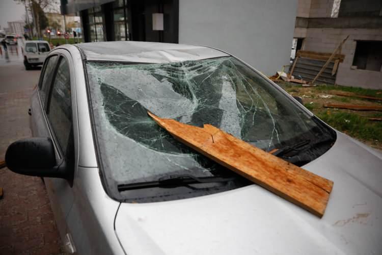 <p>Lodostan etkilenen ilçelerden biri de Sultangazi oldu. Cebeci Mahallesi'nde 5 katlı bir binanın çatısı uçtu, park halindeki 4 araç zarar gördü.</p>

<p> </p>
