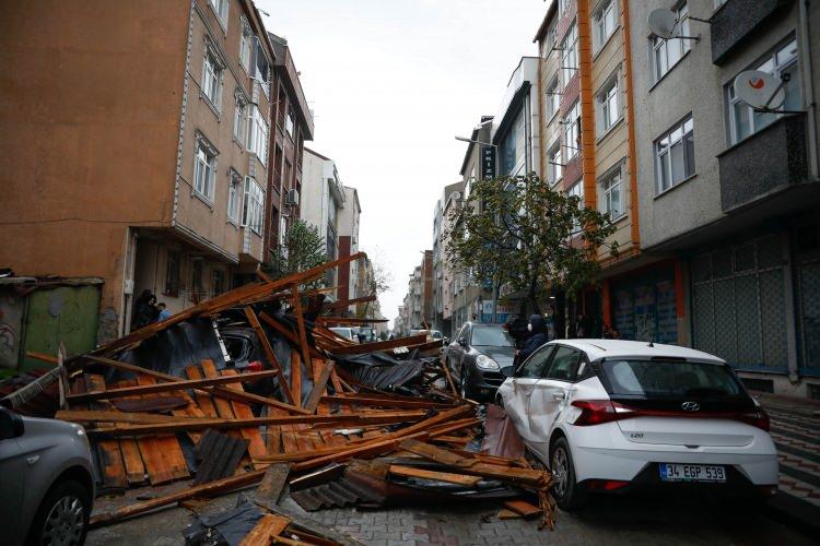 <p>Hasar gören araç sahibi Ferhathan Koçak, "Aracımız park halindeyken bir anda çatının uçtuğunu gördüm. Çatı şu an bizim aracın iki kapısına zarar verdi. O iki kapının hemen değişmesi gerekecek. </p>