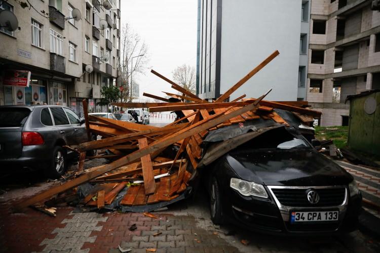 <p>Muhtemelen 25 bin liralık bir maddi hasarımız var" dedi. Hasar gören diğer bir araç sahibi Aziz Ayaz ise "Araç arkadaşımızın arabası çatı aracın üzerine düştü. Aracın baya maddi hasarı var" ifadelerini kullandı.</p>
