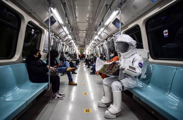 <p>Astronot kıyafetiyle metroda yolculuk yapan bir vatandaş görenlerin şaşkın bakışlarıyla İstanbul turu yaptı.<br />
 </p>
