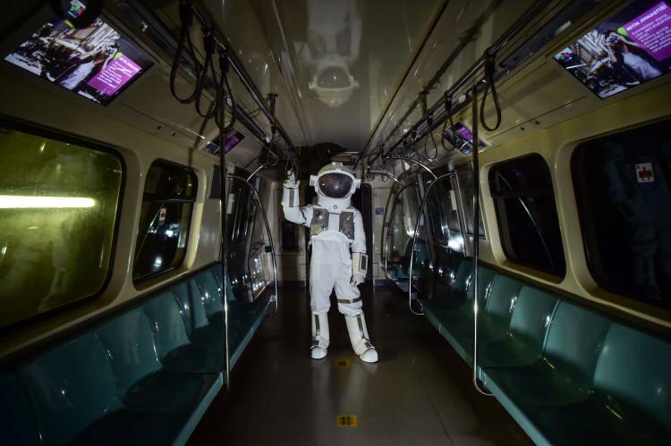 <p><br />
Şaşkınlığını dile getiren Uğur Saka, "İlk başta ne olduğunu anlayamadım. Metroda her zaman astronot kıyafetli birisini görmüyoruz, çok ilginç bir görüntü" ifadelerini kullandı.</p>