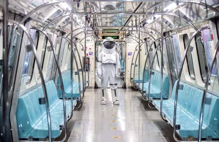 <p>Bir başka vatandaş Atakan Başkan ise, "İlk gördüğümde robot sandım ancak astronotmuş. Gördüğümde çok şaşırdım" diye konuştu. Uzay kıyafetiyle merak uyandıran astronotun İstanbul'da yakın bir zamanda düzenlenecek etkinlikte yer alacağı öğrenildi.</p>