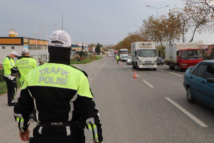 <p>Sert şekilde frene bastığınız zaman hem kendinizi tehlikeye düşüreceksiniz hem de arkanızdaki seyir halinde bulunan vatandaşları tehlikeye atacaksınız. Siz radarı görmeden önce radar cihazı zaten sizi görmüş oluyor. Eğer radarda hız ihlali yapmışsanız frene basmanızın size herhangi bir faydası olmuyor. Lütfen hız kurallarına uyalım" diye konuştu.</p>
