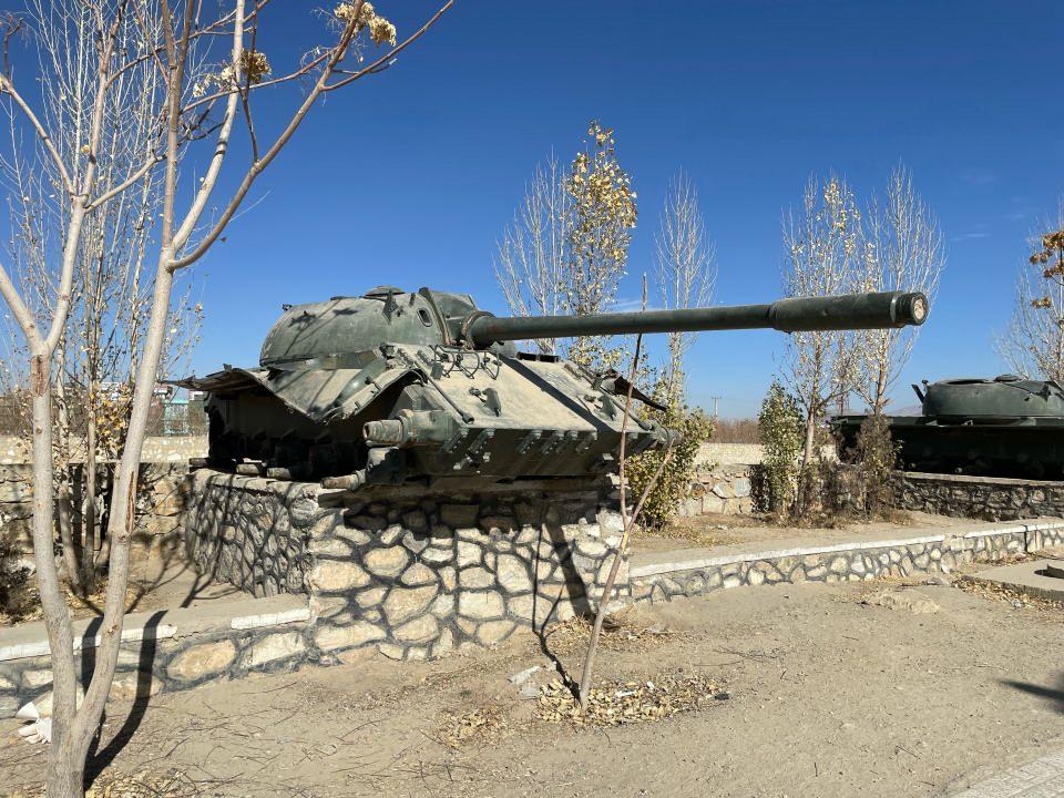 <p>Şehrin hakim tepesindeki Bala Hisar da on yıllar süren savaşlarda ağır hasar görmüş vaziyette. Miladi 971-1030 yılları arasında yaşayan Türk sultanlarından Hindistan Fatihi olarak bilinen Gazneli Mahmud'un ikametgahı Bala Hisar'da o döneme ait kalıntılar da bulunuyor.</p>

<p> </p>

