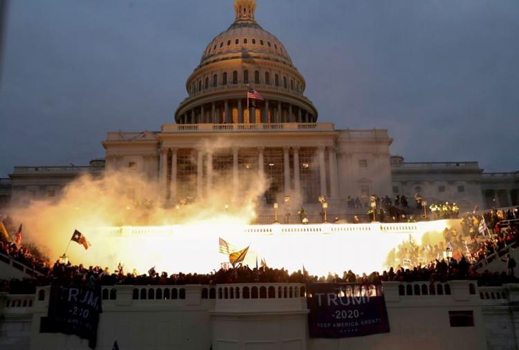 <p>6 Ocak’ta, ABD Başkanı Donald Trump'ın destekçileri Washington'daki ABD Kongre Binası önünde toplanırken polis mühimmatının neden olduğu bir patlama görülüyor.</p> <p> </p> 