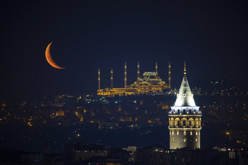 <p> İstanbul'da hilal, Çamlıca Camisi ve Galata Kulesi ile seyrine doyum olmayan görüntü oluşturdu.<br />
<br />
<strong>Foto Muhabiri İsa Terli</strong></p>
