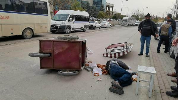 <p>Bursa'nın İnegöl ilçesinde etkili olan fırtınada devrilen simit arabasının altında kalan, Suriye uyruklu simitçi Mahmud Beradei (56) ağır yaralandı. Simitçi hastaneye kaldırılırken, çevredekiler etrafa saçılan simitleri toplayarak, arabaya koydu. </p>