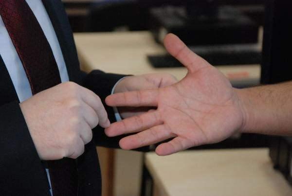 <p>Bartın Üniversitesi'nde öğretim üyesi Eyüp Burak Ceyhan'ın geliştirdiği, Türk Patent ve Marka Kurumu'nca tescillenen sistemle olay yerinde belirlenen parmak izinden şüphelinin ayak boyu tespit edilecek.</p>
