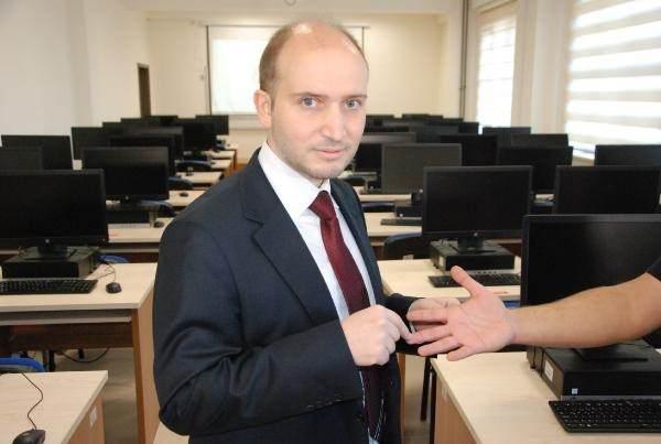 <p>Ceyhan tarafından geliştirilen, yapay zeka tabanlı yeni sistem, suçlu tespitinde kolaylık sağlayacak. Çeşitli deneylerle güvenilirliği test edilen sistemlerin emniyet, jandarma ve istihbarat teşkilatının kriminal birimlerinde kullanılması durumunda da suç ve suçluyla mücadelede önemli katkılar sağlayacağı belirtildi.</p>