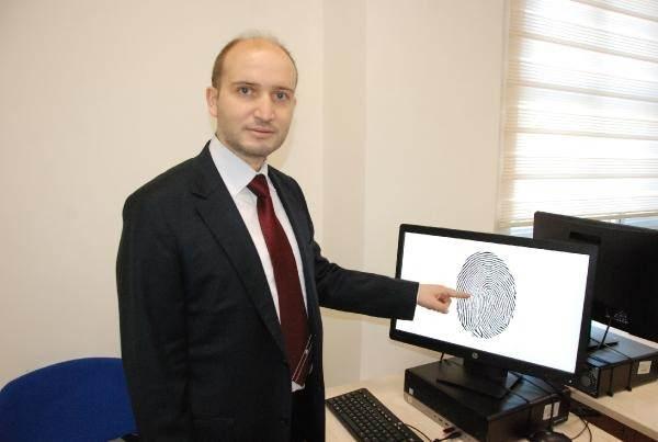 <p>Dolayısıyla kişiye ulaşmada çok önemli bir adım daha atmış oluyoruz. Gerçekleştirdiğimiz sistem dünyada ilk olması nedeniyle Türk Patent Kurumu’ndan tescillendi. Bu özelliği ile de artık ticarileştirilmeye gidilebilir. Aynı zamanda biz bunu hem emniyet hem de jandarma kriminal dairesine ücretsiz şekilde kullandırmayı düşünüyoruz” dedi.</p>