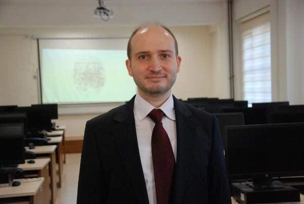 <p>Yine bu sistemimiz adli birimlerin hem zaman, emek hem de iş gücü ve maddi anlamda da yükünü hafifletecektir. Sadece bir yazılım var. Sadece bu parmak izinin görüntüsünün işlenmesi var, dolayısıyla çok hız bir şekilde saniyeler içinde bunu gerçekleştirebiliyoruz.”</p>