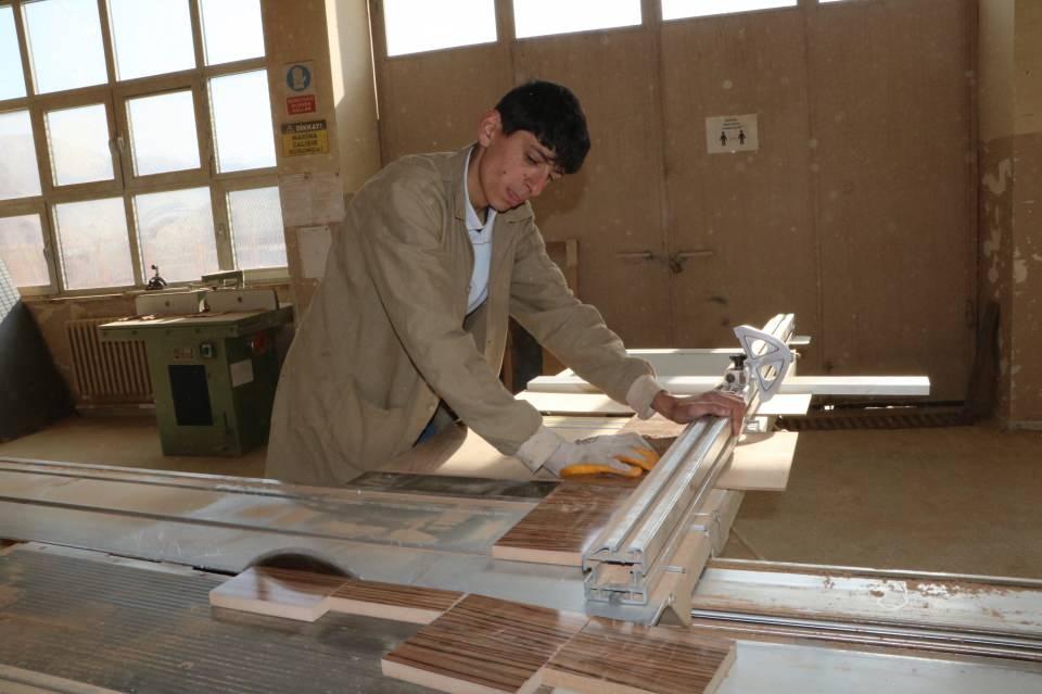 <p>Kütüphanelerin dolap, masa, sandalyeleri ile boyama işlemlerine kadar, biz öğrencilerimizle yapıyoruz. </p>