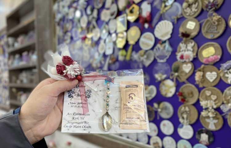 <p>Klasikleşen nikah şekerlerinin içerisinde artık çoğu zaman şeker bulunmadığını dile getiren Sezer, "Konsepti değişti, şu anda hediyelik tarza döndü. İsmi 'nikah şekeri' diye geçiyor ama eski nikah şekerleri yok. Eskiden sadece bademdi, tülün içerisine sarıyorlardı, nikahlarda misafirlere veriyorlardı. Şu anda öyle bir şey yok, şu anda komple hediyelik tarza dönüştü. Bu ürünler daha kullanışlı, mum kullanılıyor, magnetler kullanılıyor. Eski nikah şekerleri yenildiğinde bitiyor, ancak bunlar kalıcı." ifadesini kullandı.</p>
<p> </p>