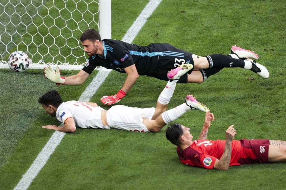 <p>Avrupa Futbol Şampiyonası'nın (EURO 2020) çeyrek final ilk müsabakasında İsviçre ile İspanya, Saint Petersburg Stadyumu'nda karşılaştı. Mücadelenin ikinci yarısında İsviçre atağında top auta çıktı.<br />
<br />
<strong>Foto Muhabiri Dmitriy Golubovich</strong></p>
