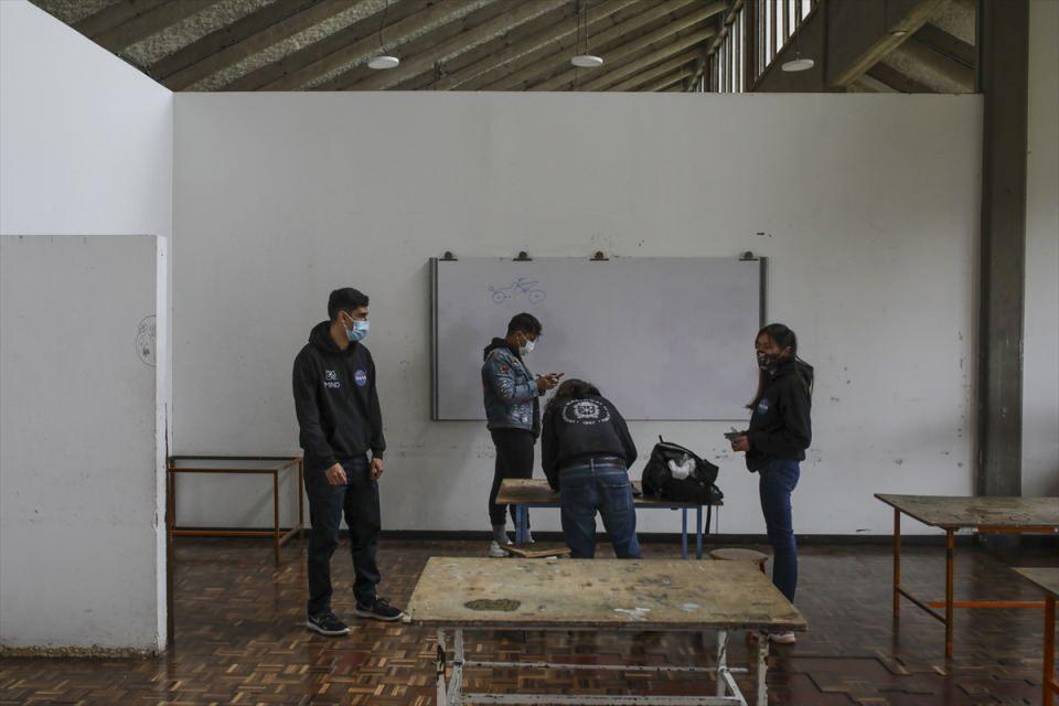 <p>Kolombiya Ulusal Üniversitesi'nden 16 kişilik bir öğrenci grubu, astronotların Ay'da kullanabilecekleri, dünya dışı arazilerin keşfi için insan gücüyle çalışan bir araç tasarlayarak, NASA'nın "Human Exploration Rover Challenge" yarışmasını kazandı. </p>

<p> </p>
