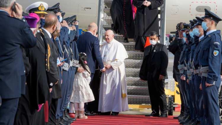 <p>Papa Francis, göçmenlerle bir araya geldiği Yunanistan ziyaretinde Avrupa'ya milliyetçilik uyarısı yaparak "Tarih bize küçük çıkarların ve milliyetçiliğin felaket sonuçlar doğurduğunu öğretti” ifadelerini kullandı.</p>
