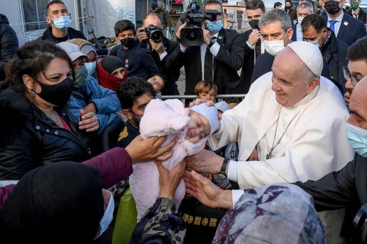<p>Papa Francis, Yunanistan’ın Midilli adasında geçtiğimiz yıl yangın çıkan Moria kampının yerine yapılan ve yaklaşık 2 bin mültecinin yaşadığı kampı ziyaret etti.</p>

