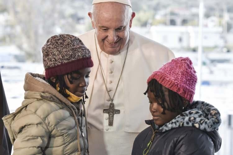 <p>Ziyaretinde Papa’ya eşlik eden Yunanistan Cumhurbaşkanı Katerina Sakellaropolou ise, göç sorununun yalnızca Yunanistan’ın değil tüm Avrupa’nın sorumluluğunda olduğunu söyledi.</p>