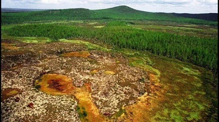 <p><strong>HİROŞİMA'YA </strong>ATILANDAN 800 KAT, NAGAZAKİ'YE ATILANDAN 600 KAT DAHA GÜÇLÜ<br />
<br />
Asteroid, Tunguska Nehri’nin birkaç kilometre yukarısında havada patladığında, 12 megatonluk büyük bir patlama meydana geldi ve binlerce kilometre genişlliğinde bir yıkıma neden oldu. Bu, onu İkinci Dünya Savaşı sırasında ABD tarafından Hiroşima’ya atılan 15 kilotonluk atom bombası "Küçük Çocuk"tan 800 kat daha güçlü, Nagazaki'ye üç gün boyunca atılan 20 kilotonluk "Şişman Adam"dan 600 kat daha güçlü yapıyor.</p>

<p> </p>
