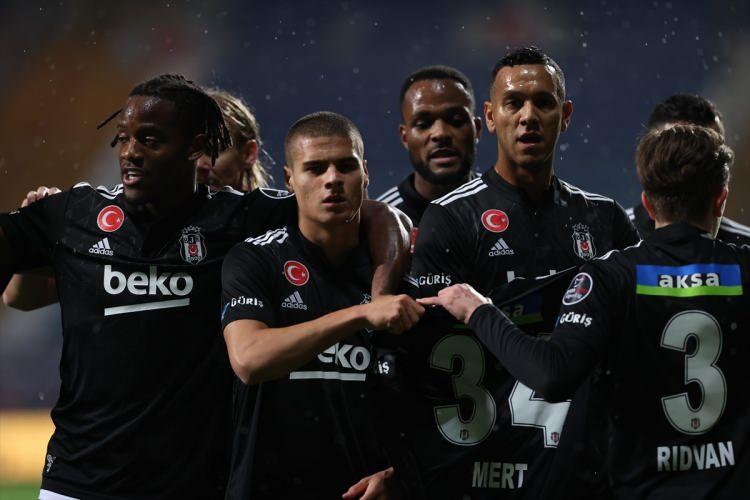 <p>Beşiktaş'ın gol dağılımına baktığımızda sadece sonradan sokulan oyuncuların değil, bu sezon transfer edilen yıldızların da çok fazla katkı vermediklerini görüyoruz ve atılan 22 golün sadece 7 tanesi yeni transferlerden geldi.<br />
<br />
İşte Beşiktaş'ın yeni oyuncularının 15’inci haftadaki durumu:</p>
