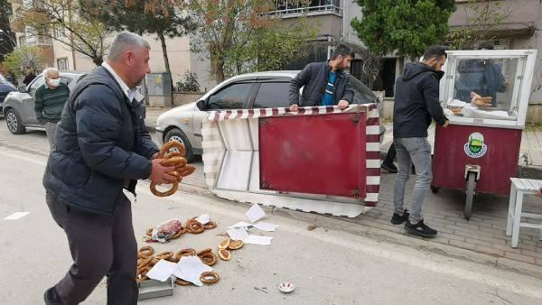 <p>Çevredeki vatandaşlar, yerde kanlar içinde yatan simitçinin yardımına koştu. Mahmud Beradei 'yi devrilen simit arabasının altından çıkaran vatandaşlar, sağlık ekiplerine haber verdi. </p>
