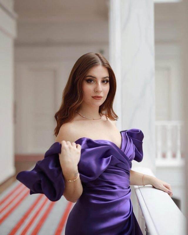 <p><strong>İTÜ Çevre Mühendisliği bölümünü mezunu olan ve Instagram'da 300 binden fazla takipçisi bulunana Zeynep Özkaya şimdilerde ise sosyal medya fenomenliği yapıyor.</strong></p>
<p> </p>
