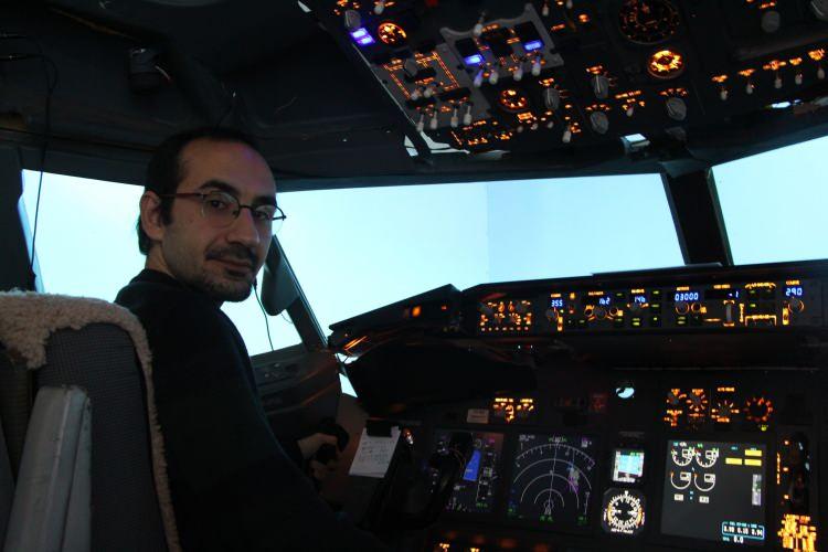 <p>Trabzonlu Alihan Kolaylı, çocukluk hayali olan Boeing 737-800'i kullanarak uçma hayalini uçağın kokpitinin birebir aynısını 2 katlı evinin bodrumunda yaparak gerçekleştirdi.</p>
