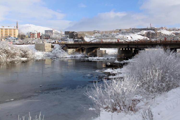 <p><strong>Ardahan'da Kura Nehri dondu</strong></p>
<p>Ardahan'da etkili olan kar yağışının ardından Kura Nehri'nin yüzeyi, buz tuttu. </p>
<p> </p>