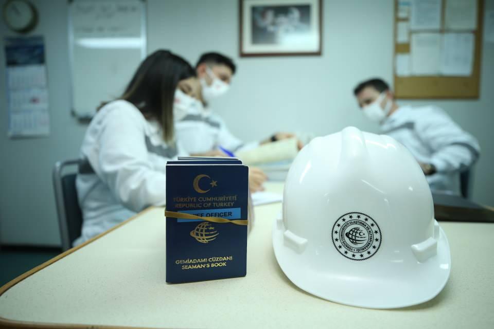 <p>Ekosisteme zarar verebilen mikroorganizma, bitki ve hayvan larvaları ile diğer deniz canlılarının bulunabildiği balast suyunun arıtılmasına yönelik denetimlerin de yapılmasıyla sularda oluşabilecek kirlilik ve müsilaj gibi deniz habitatını etkileyecek faktörler de en aza indirgeniyor.</p>
<p> </p>