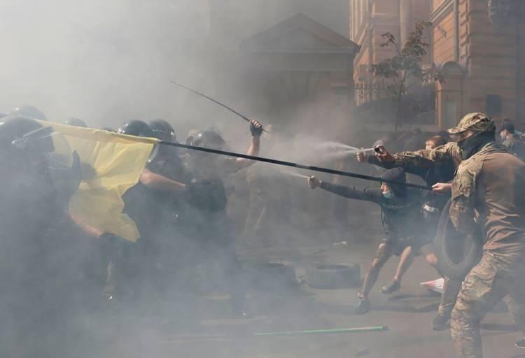 <p>14 Ağustos’ta, Ulusal Kolordu siyasi partisinin aktivistlerinin Kiev, Ukrayna'daki Cumhurbaşkanlığı Ofisi binası önünde düzenlediği protesto sırasında göstericiler polis memurlarıyla çatışıyor.</p> <p> </p> 