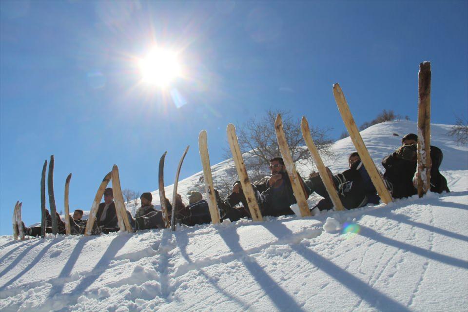 <p>Hakkari'nin Şemdinli ilçesine 23 kilometre mesafedeki Aşağı Kayalar köyünde gençler, yörede yaygın bulunan ve dayanıklılığıyla bilinen dişbudak ağacını kalıplarla şekillendirip kayak takımına dönüştürüyor.<br />
<br />
<strong>Foto Muhabiri Sıraç Karadeniz</strong></p>
