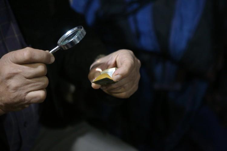 <p>Tarihi yüzyılı aşkın</p>

<p>Kuran-ı Kerim’i 1980 yılında Salt sakinlerinin birinden aldığını, o vakitte bu kişinin 75 yaşında olduğunu, hala yaşadığını ve Salt şehrinin mimarlarından biri olarak kabul edildiğini söyleyen Nevvar, mushafı kendisine veren kişinin de bu küçük Kuran'ın babasından kendisine miras kaldığını söylediğini aktardı. 1980'lerde bu mushaf hakkında birçok makale yazıldığını kaydeden Nevvar, şunları söyledi: "Uzmanlar, kitabın basımının 20. yüzyılın başlarına uzandığını söylüyor. Ben de Kur'an'ın yüz yıldan fazla bir tarihe sahip olduğunu tahmin ediyorum. Kağıdın tarihçesini bilenler, kağıdın yüksek kalitede olduğunu, imalat ve baskının da ince bir sanat ile hazırlandığını doğruladı. Zanaatkarlar, Türk veya İranlı olmadıkça bu eseri bu incelikte yapamayacağını söylüyor."</p>

