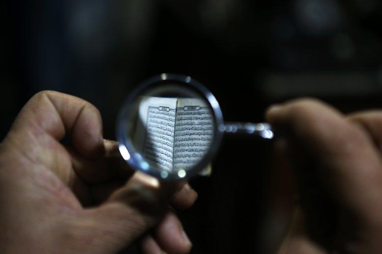 <p>Nevvar, bu Kur'an'ın nerede ve kimler tarafından basıldığına ilişkin de büyük ihtimalle Kur'an yazımı ve basımında köklü bir geçmişe sahip Türkler tarafından basılmış olacağına işaret etti.</p>
<p>Kur'an'a duyduğu sevgiden ve sahip olduğu azimden dolayı büyüteç yardımıyla okumaya gayret ettiğini belirten Nevvar, "Allah'a şükürler olsun, büyüteç kullanarak Bakara Suresi'ni 10 günde okudum. Basımı çok küçük, okuması epey zor oluyor. Bunun yanı sıra bir cuma günü de Kehf Suresi'ni okumak nasip oldu." ifadelerini kullandı.</p>
<p>Salt, Ürdün Haşimi Krallığının en büyük dördüncü kenti olarak kabul ediliyor. Makedon Büyük İskender zamanında kenti ele geçirip bir tapınak inşa ettiren Yunan komutana atıfla kentin ismi "Saltos" olarak da biliniyor.</p>