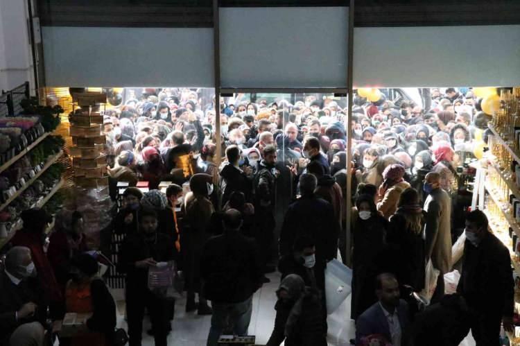 <p>Van'ın İpekyolu ilçesinde açılışı yapılan Uygun AVM’de ürünlere yapılan indirimler izdihama neden oldu.</p>
