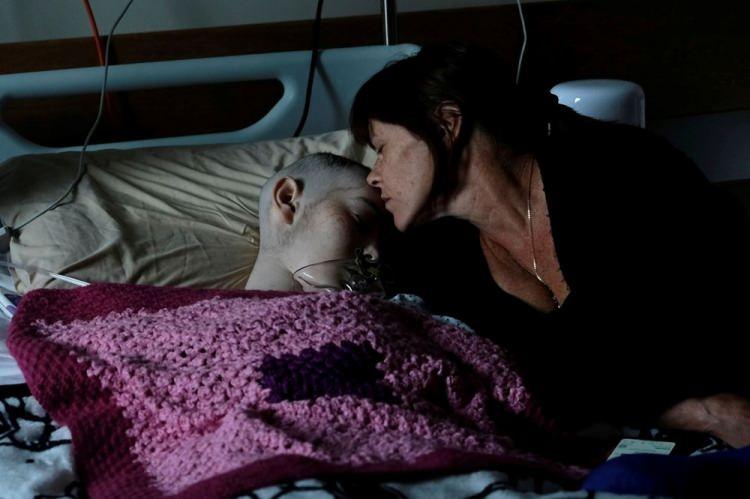 <p>3 Ocak'ta, Marisa Ford,  Mater Dei Hastanesi, corona virüs hastalığı (COVID-19) salgını sırasında15 yaşındaki kanser hastası kızı Rebecca Zammit Lupi'yi odasında komada yatarken öpüyor. Mater Dei Hastanesi, koronavirüs hastalığı (COVID-19) salgını sırasında, Tal-Qroqq, Malta, 30 Aralık 2020.</p> <p> </p> 
