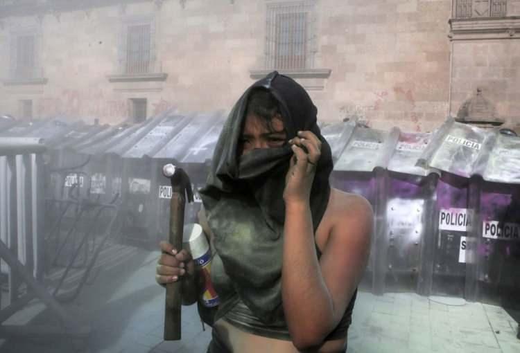 <p>2 Nisan’da Mexico City'de Meksikalı bir kadın ölen Salvadorlu Victoria Salazar'ı desteklemek için düzenlenen protesto sırasında çekiç tutarken tepki gösteriyor.</p> <p> </p> 