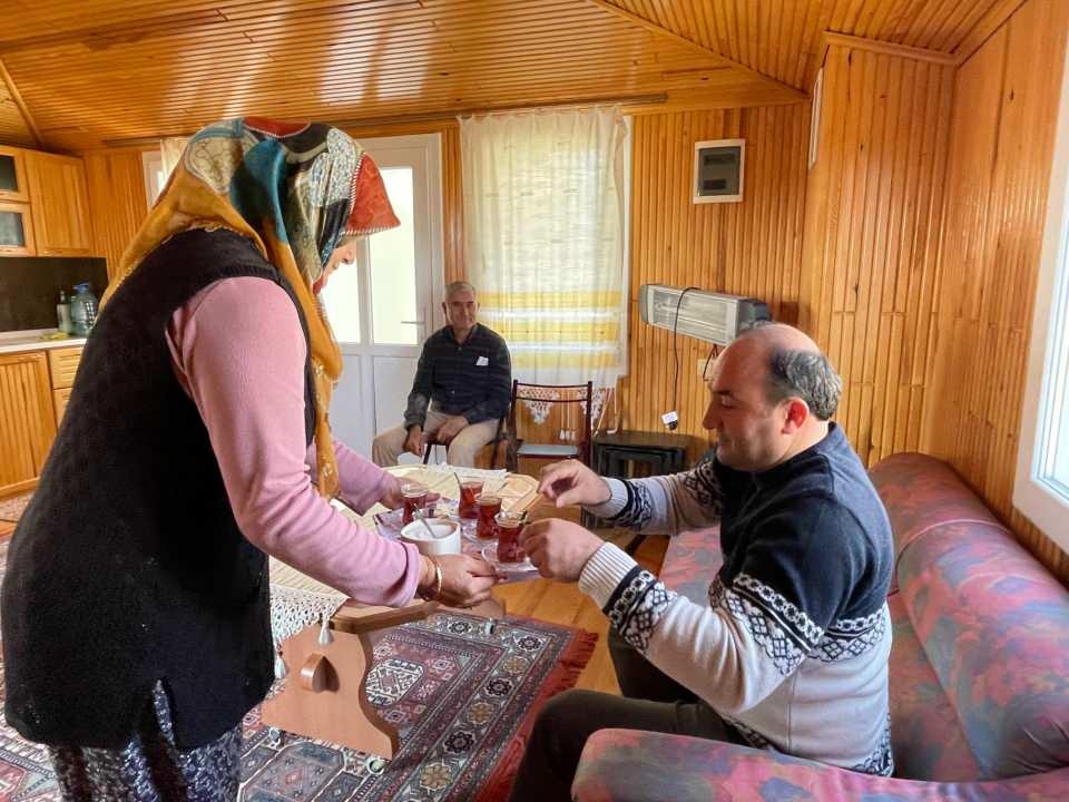 <p> Ahmet amca bu yaşta hayalini yapmak için mücadele etmiş. Kendisi de mutlu. </p>

