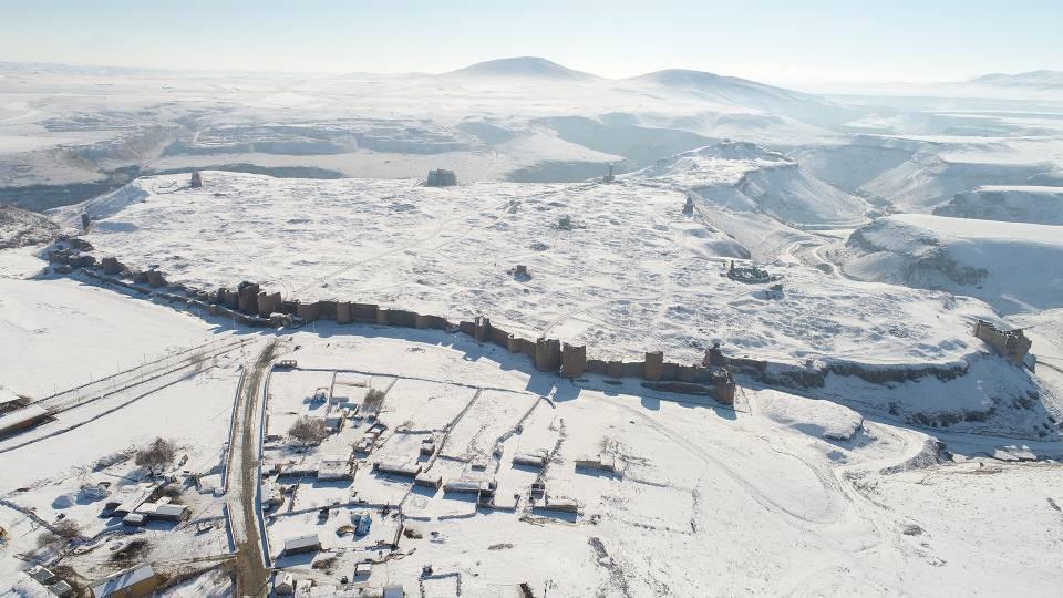 <p>UNESCO Dünya Miras Listesi'nde yer alan ve kar yağışıyla beyaza bürünen Kars'taki Ani Ören Yeri, kışın bölgeye çok sayıda turist çekiyor.</p>

<p> </p>
