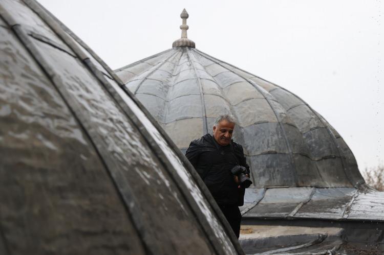 <p>Fotoğrafçılığa 33 yıl önce başlayan Cemil Şahin, 2009 yılından bu yana Türkiye'nin en görkemli camilerinin kubbelerinin fotoğraflarını çekiyor.</p>

<p> </p>
