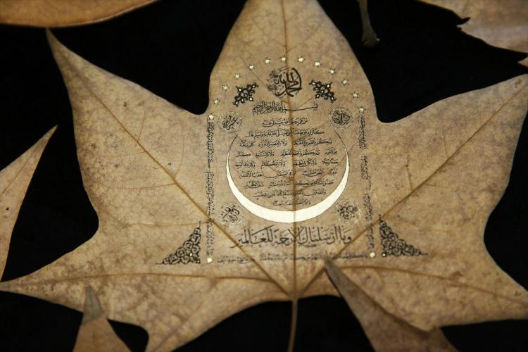 <p><strong>"Yaprağa yazmak daha çok zaman alıyor"</strong></p>

<p>Hattat Üge, Hilye-i Şerif'i ve Esma'ül Hüsna'yı yaprağa yazmanın daha çok vakit aldığını belirterek, "Yaprak kağıt gibi değil. Kağıdı proses olarak işliyorsunuz, üzerini aharlıyorsunuz, mürekkebi emmesin diye yüzeyini nişasta, şap vesaire dolduruyorsunuz ama yaprakta bu yok. Dolayısıyla yaprakta daha yavaş çalışmam gerekti. Çünkü yaprak kuruduktan sonra hat kalemini üzerine yazdığınızda yırtılıyor. Yavaş çalışmayı öğrenmeye başladım. Yaprağın üzerine bir Hilye-i Şerif'i 3 ila 5 ayda yazdım. Çınar yaprağıyla başlayan serüven, ıhlamur yaprağına, Amerikan lalesine, Gingko Biloba yaprağın ve oradan birçok yaprağa geçti. Hurma, elma, armut, bir sürü yaprak kullanmaya başladım. Hangisi çok hoşunuza gitti derseniz, Çınar ve manolya yaprağı." ifadelerini kullandı.</p>
