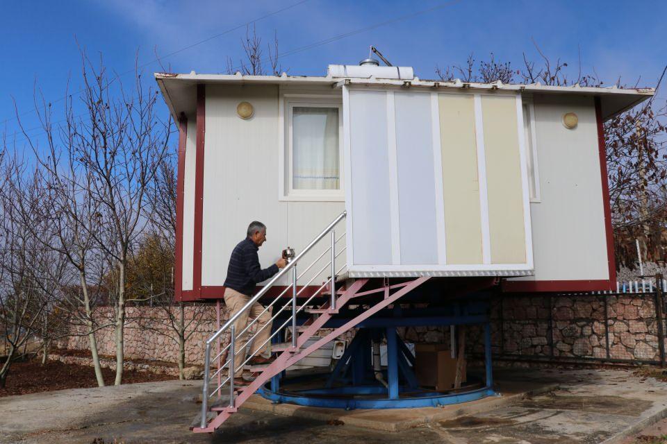 <p>İleride güneş paneli de koyup kendi elektriğiyle evi döndürmeyi hedeflediğini dile getiren Koca, mekanizmanın evin içerisindeki malzemeler ve insanlarla yaklaşık 10 tonu taşıyabildiğini ifade etti.</p>

<p> </p>
